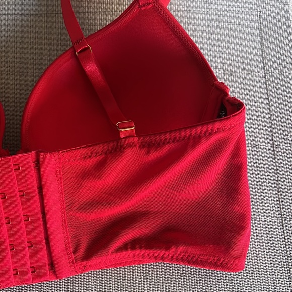 Red Bra - Picture 7 of 7